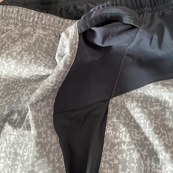 Mens Brooks run shorts - Picture 4 of 5